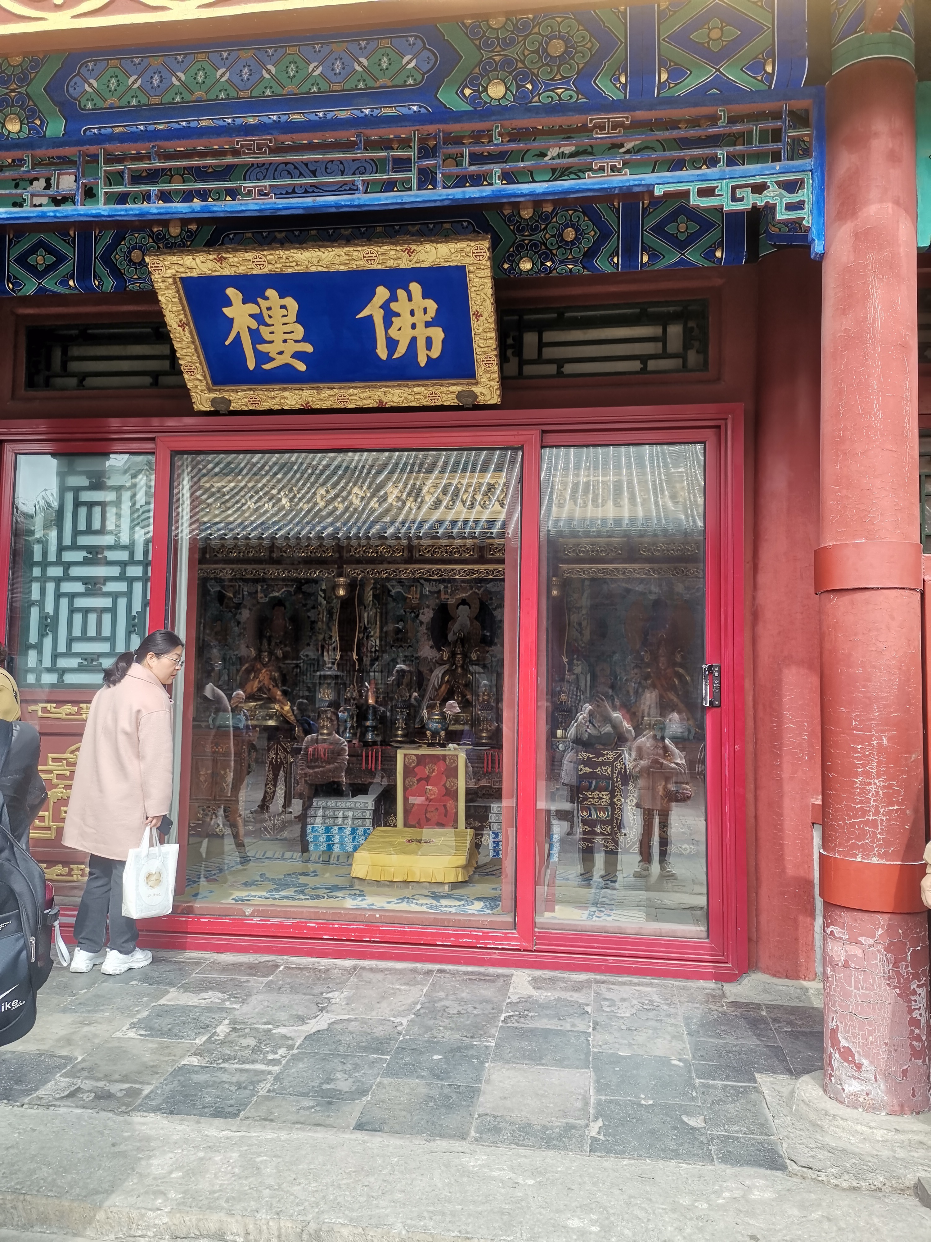 漫步恭王府,仿佛穿越历史长河.红墙绿瓦间,岁月的痕迹斑驳可见.