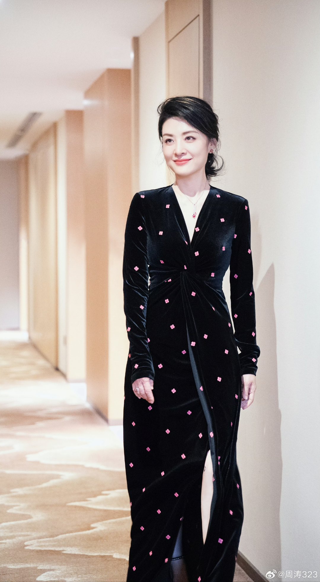 56岁前央视主持人周涛近照,"若有诗书藏于心,岁月从不败美人"