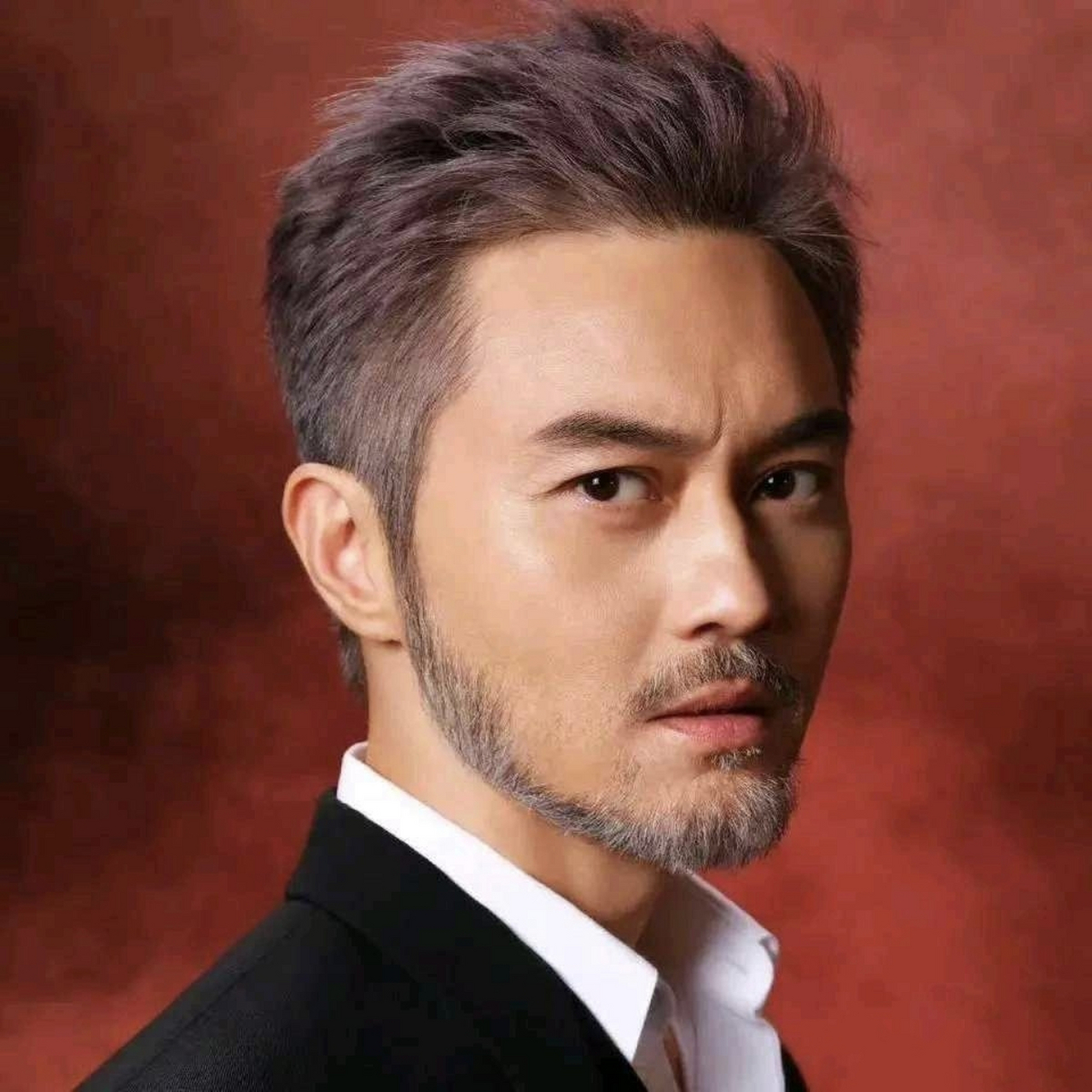 53岁张智霖光顾叉烧店,满头白发显苍老, 网友:这才符合年纪!