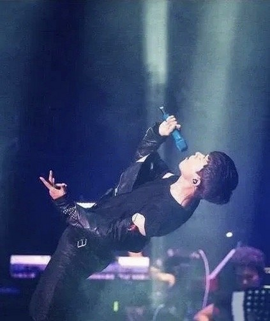 不仅能仰头下腰,还能边下腰边飙高音,中气十足,真是牛到没朋友!