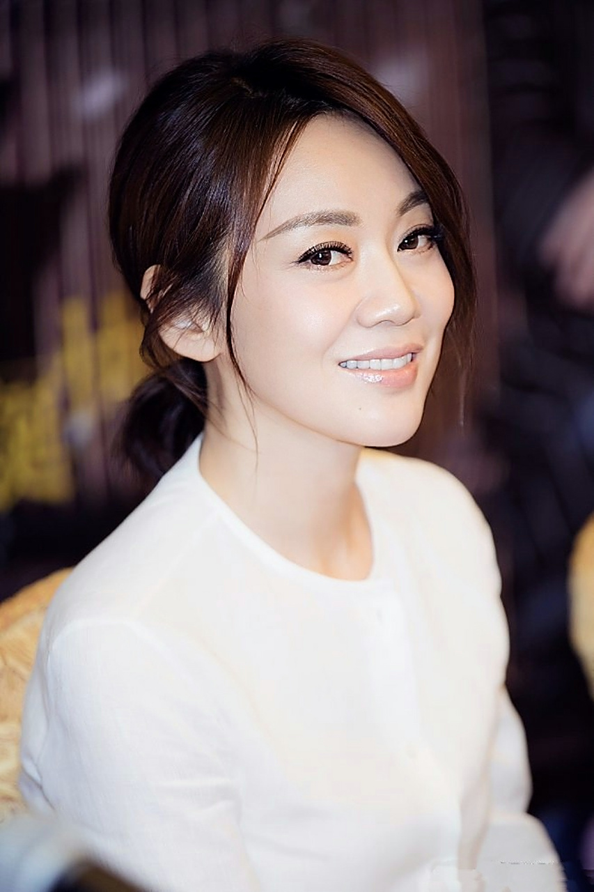 闫妮出生在陕西一个普通的工人家庭,父母都是勤劳朴实的劳动者.