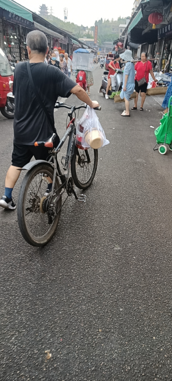 "李兰花吓得不知所措,连连后退,同时急忙双手捂住了自己的身体,可是