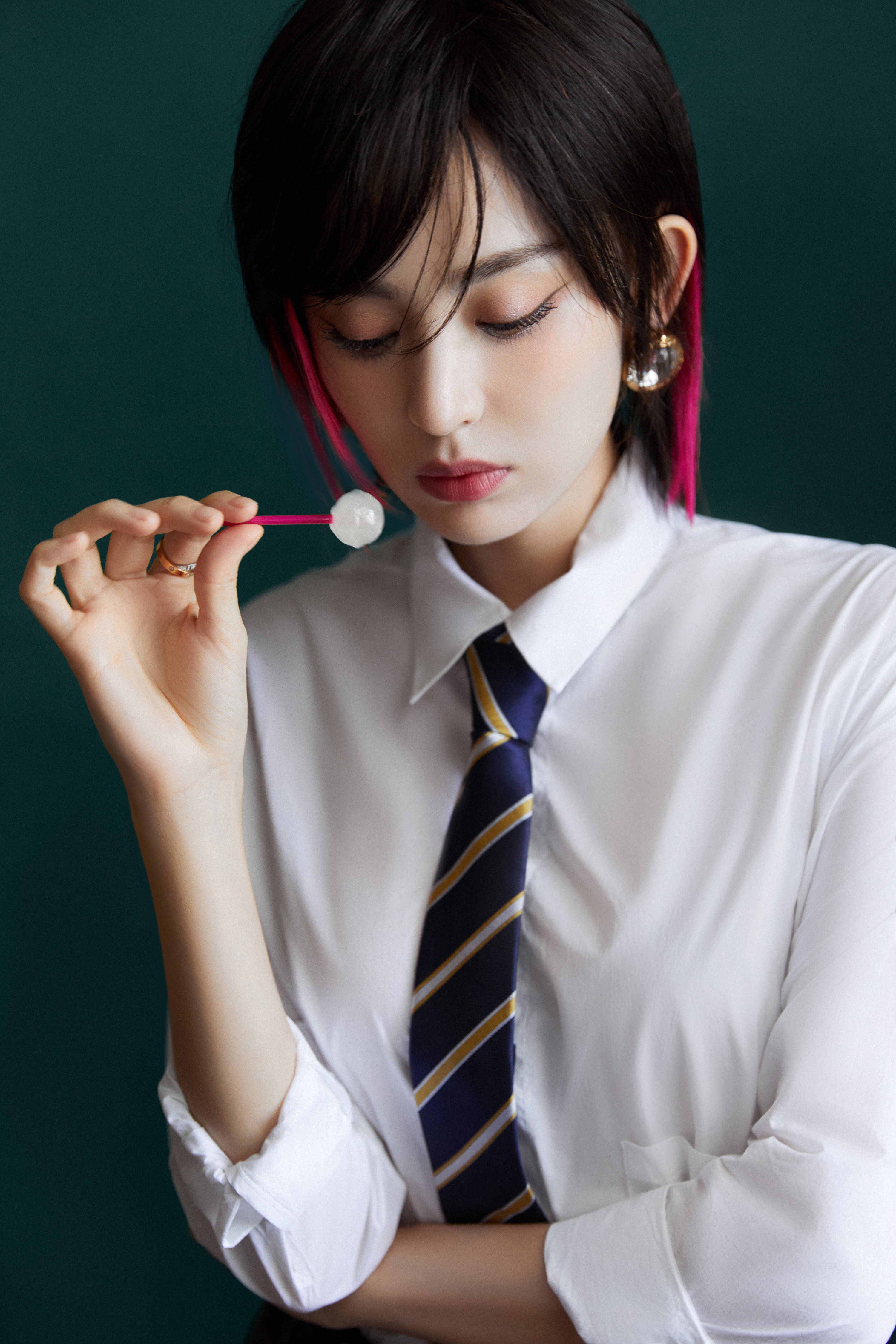 娜扎的女衬衫真是绝了,清爽和元气动人#古力娜扎