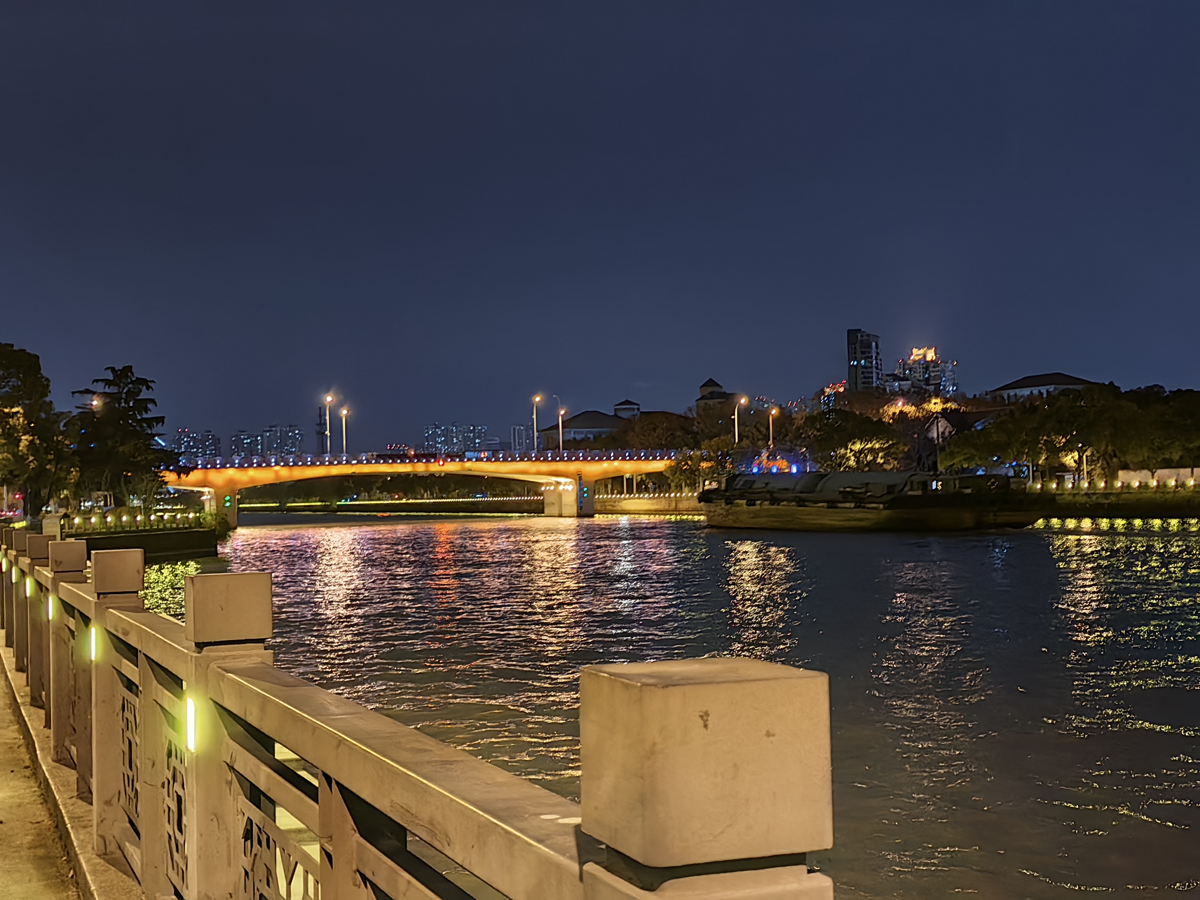 而这座桥的独特之处在于,它不仅是连接两岸的通道,更是人们放松身心的