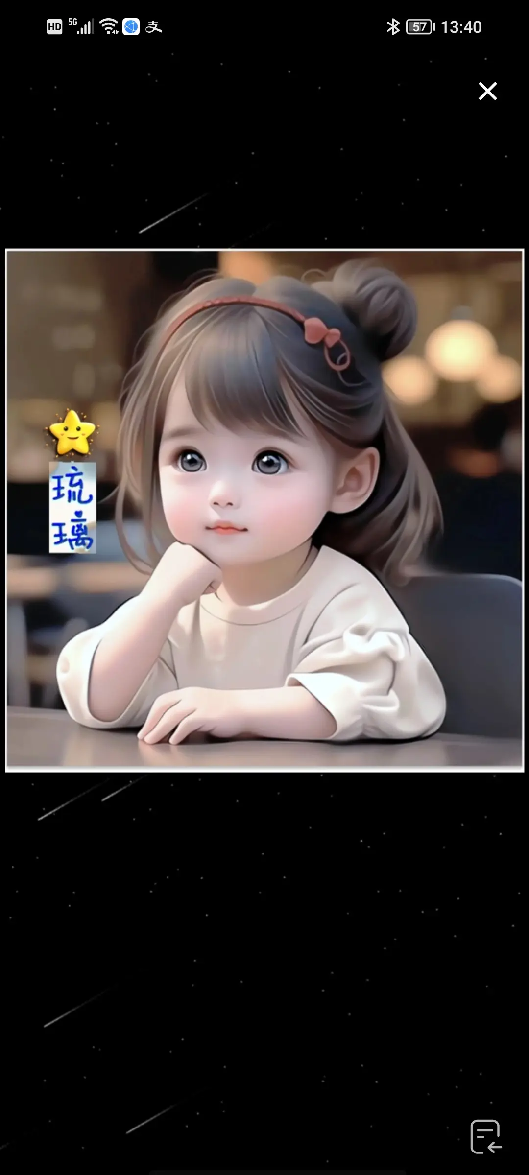 瞧,图中的小可爱坐在桌子旁,双手托腮,马尾辫微微晃动,白衬衫在阳光下