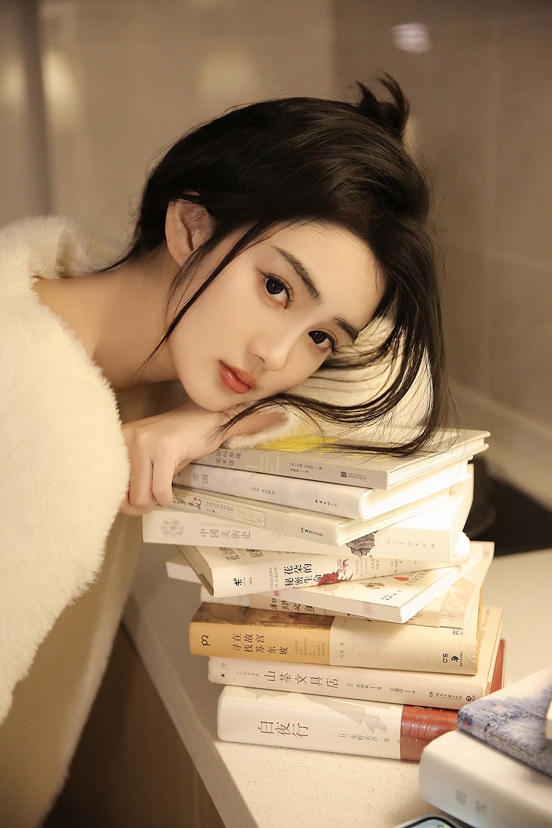 这五官太精致了,秀色可餐人皆爱,美人如玉世无双.确实太美了!