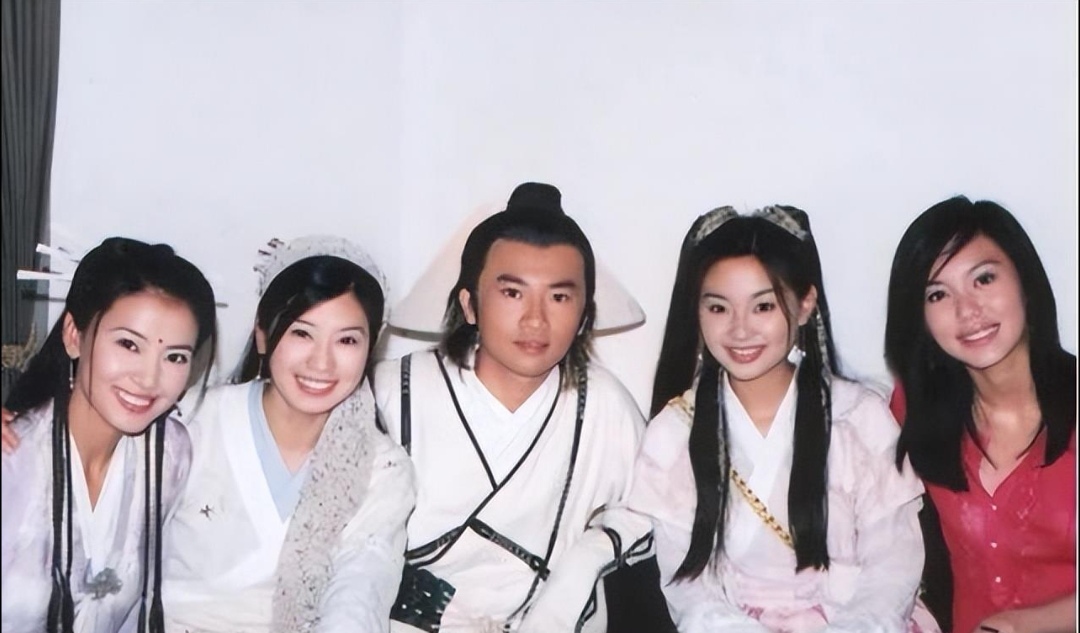 张无忌的"4个女人":小昭老了,赵敏妈感,芷若不见了,唯独她依旧似少女.