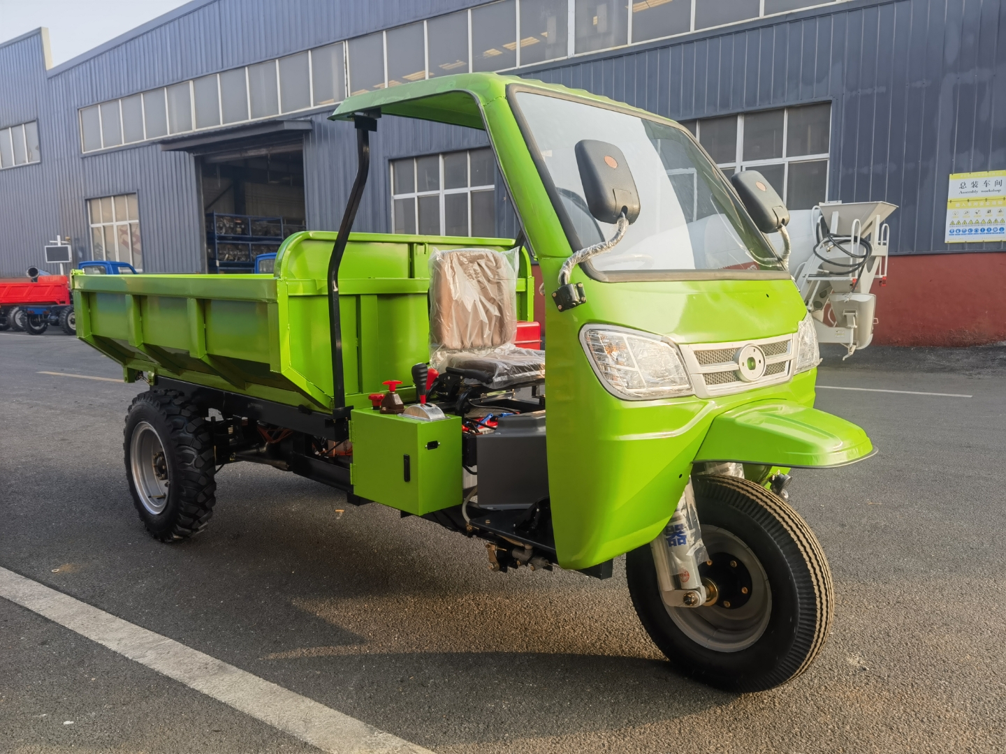 当我第一次看到这辆绿色的s型电动三轮车时,我就被它的外观深深吸引