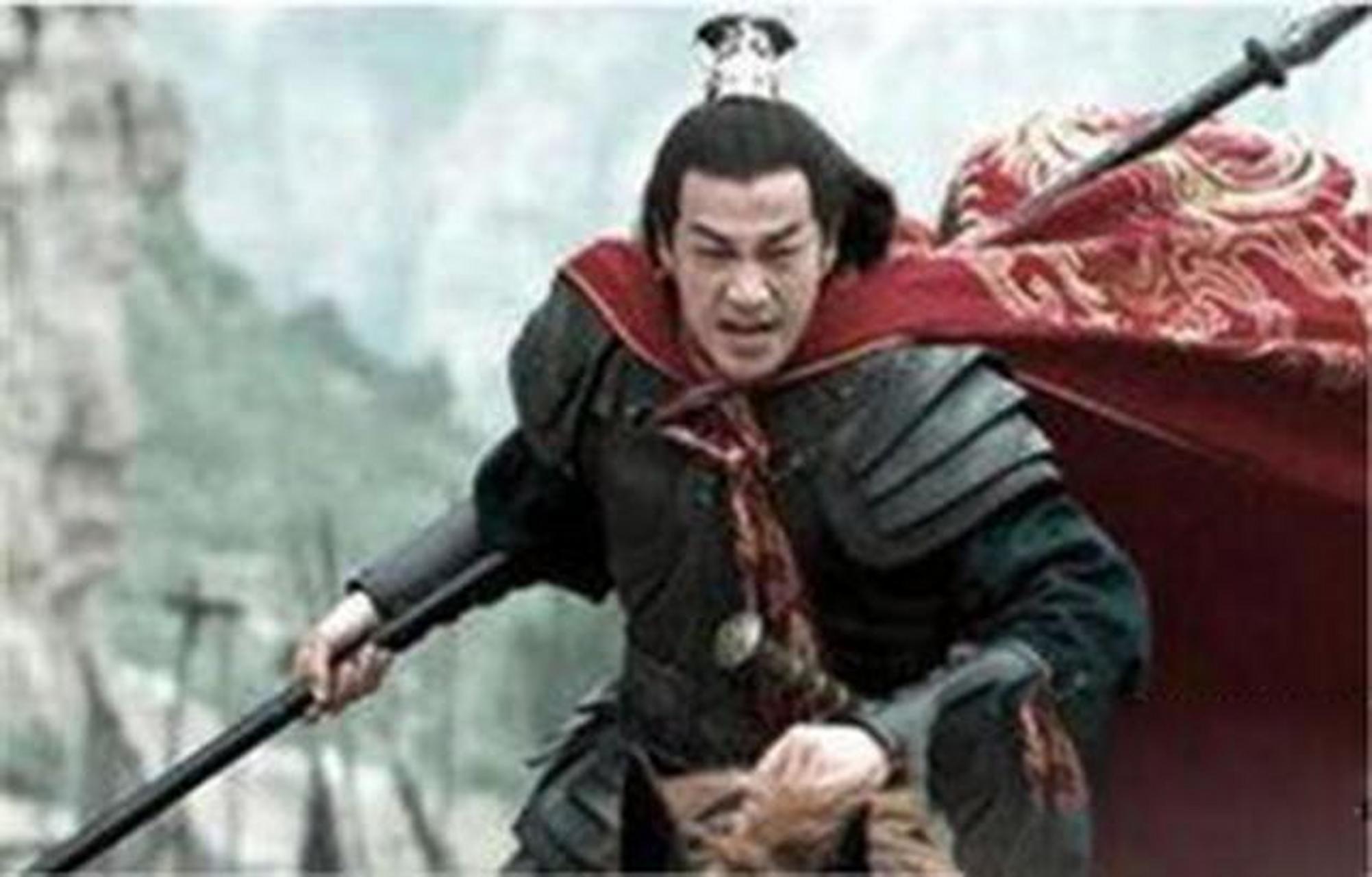 孙策是孙坚的儿子,早年随父征战时,用胳膊夹死一个,回头一吼吓死一个