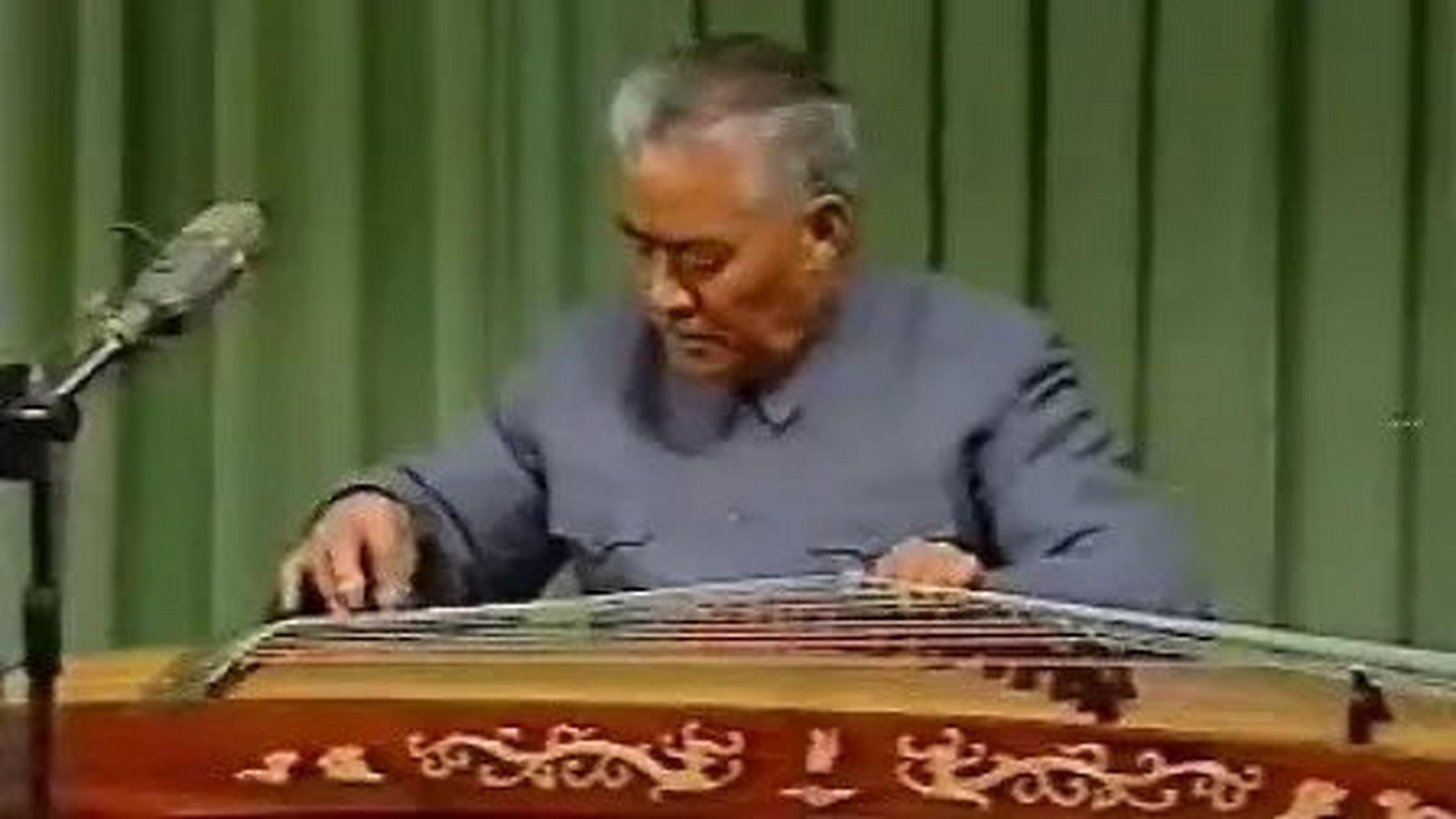 20世纪50年代,赵玉斋先生参考了钢琴的演奏手法,将左手的演奏任务从只