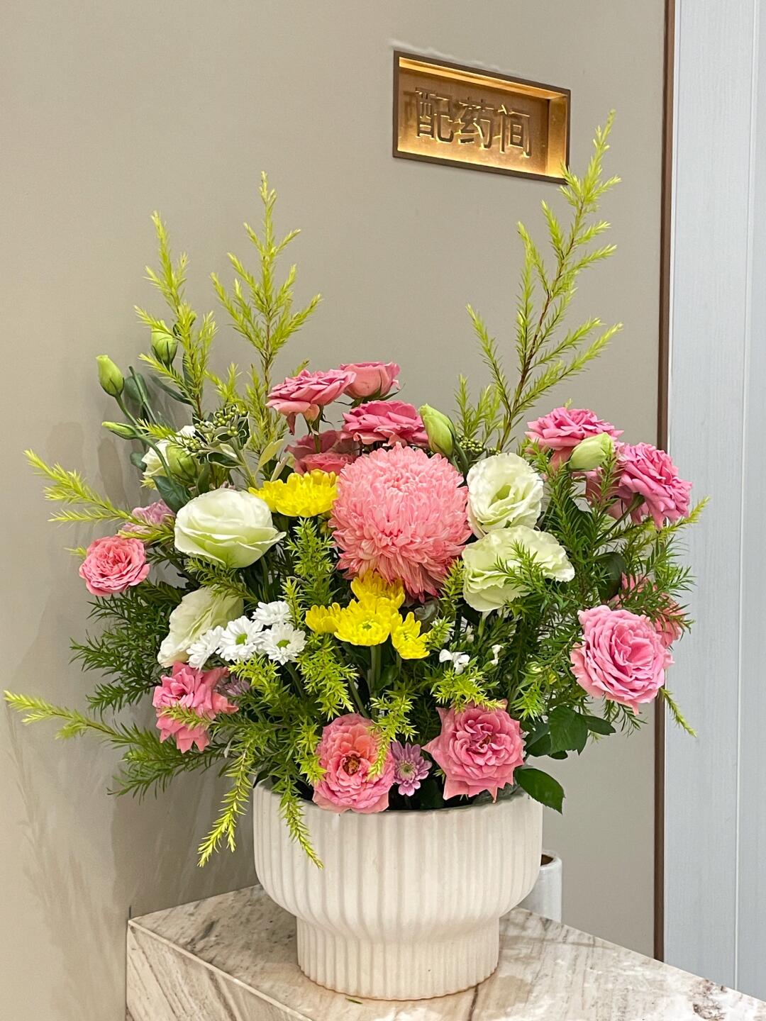 一抹清新花意带来生机,白色花瓶中的花束娇艳欲滴,美丽动人