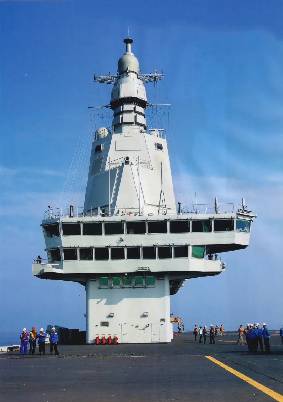 还有人坚持福建舰核动力?舰岛高清俯视照公开,这烟囱真大