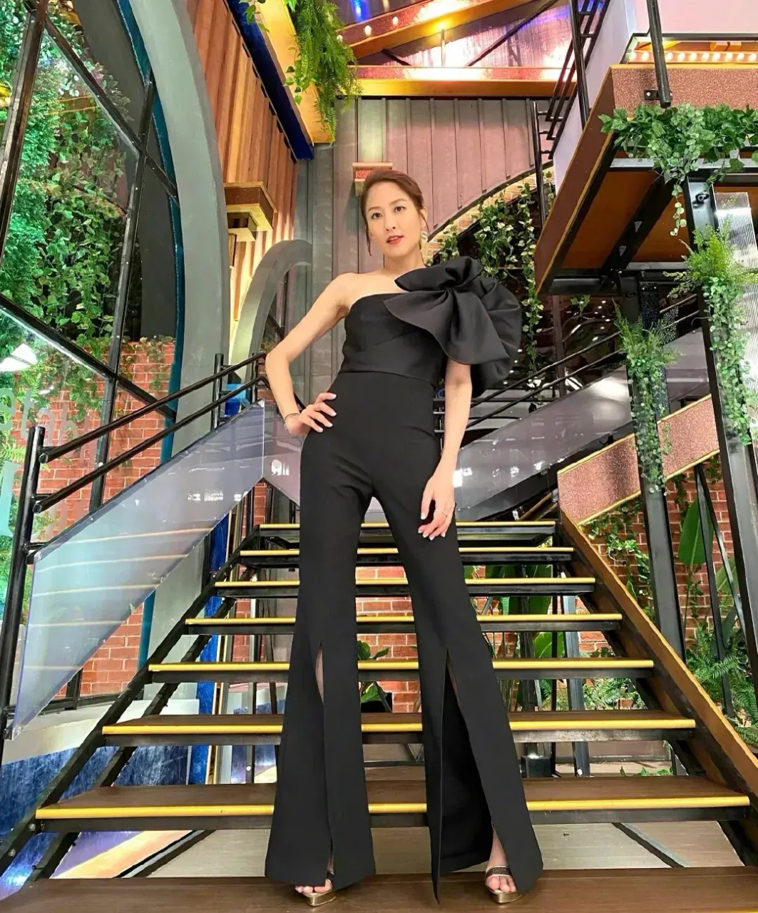 陈敏之不愧是"索腿天后",43吋长腿并非浪得虚名,又细又长真美…  娱乐