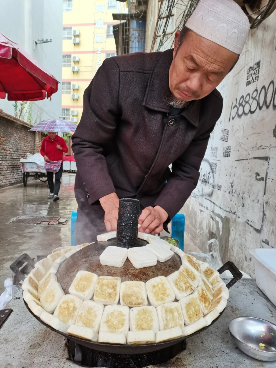昭通迎风桥巷子里烧豆腐! 味道不错!