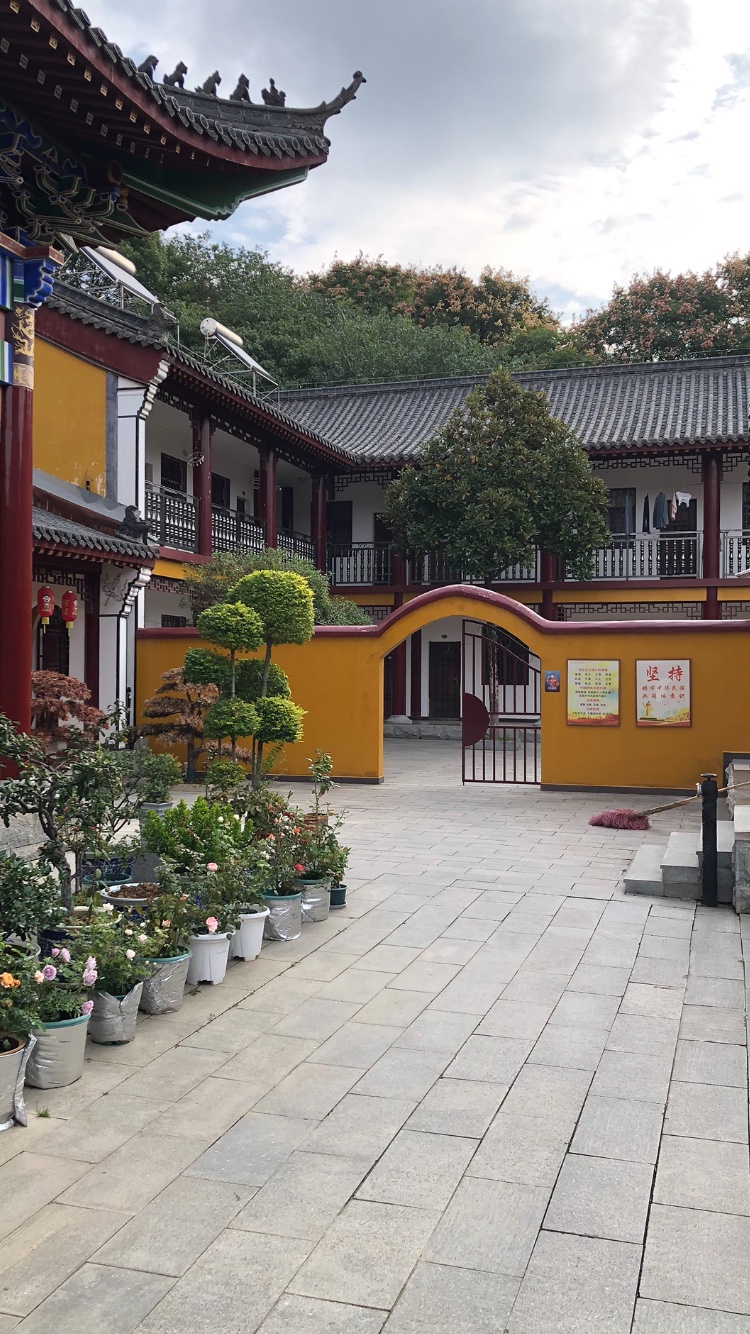 鹤庆龙华山寺庙图片