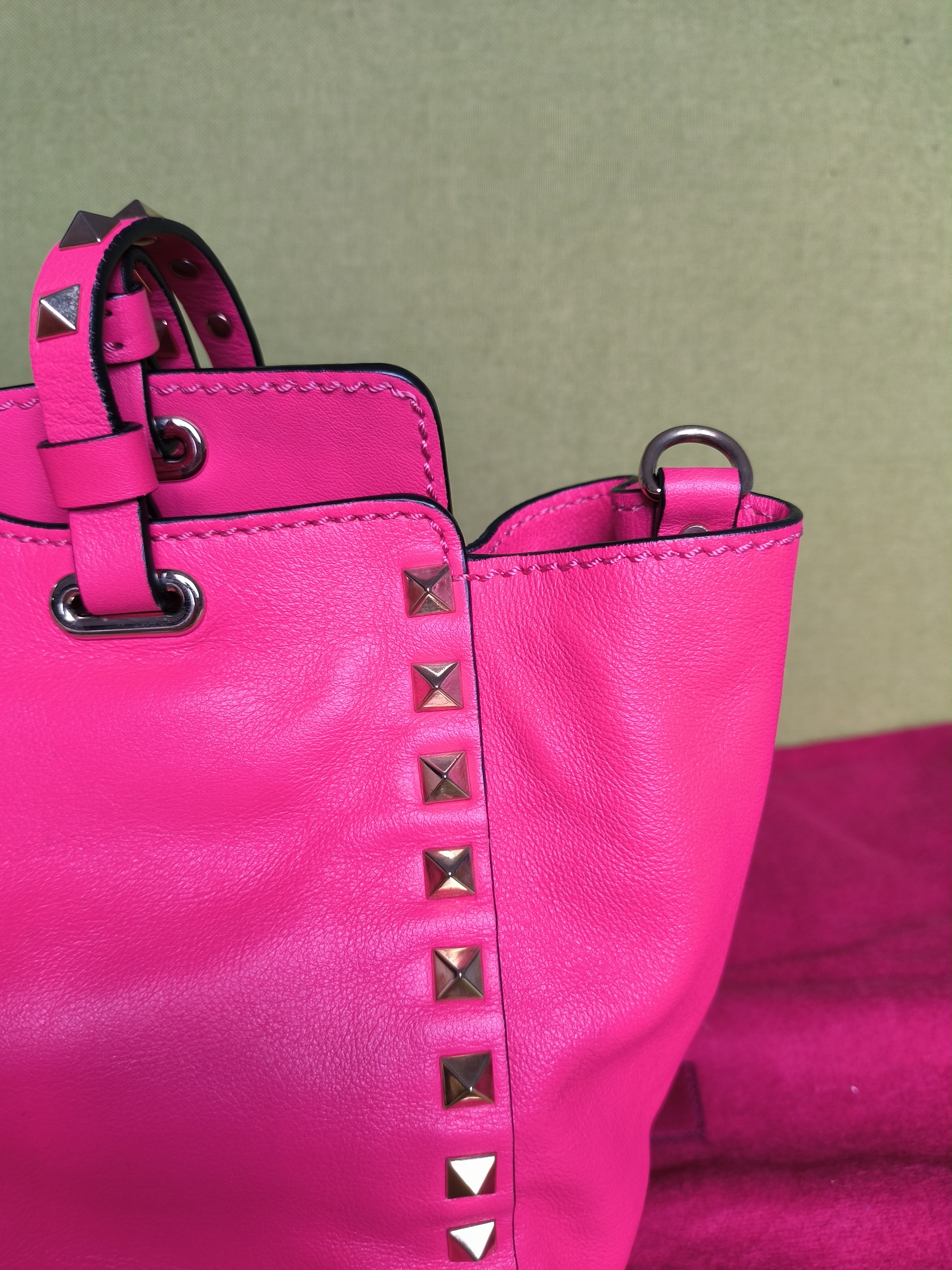 华伦天奴  经典款草莓粉铆钉包,手提斜挎两用包  95新,附件:防尘袋