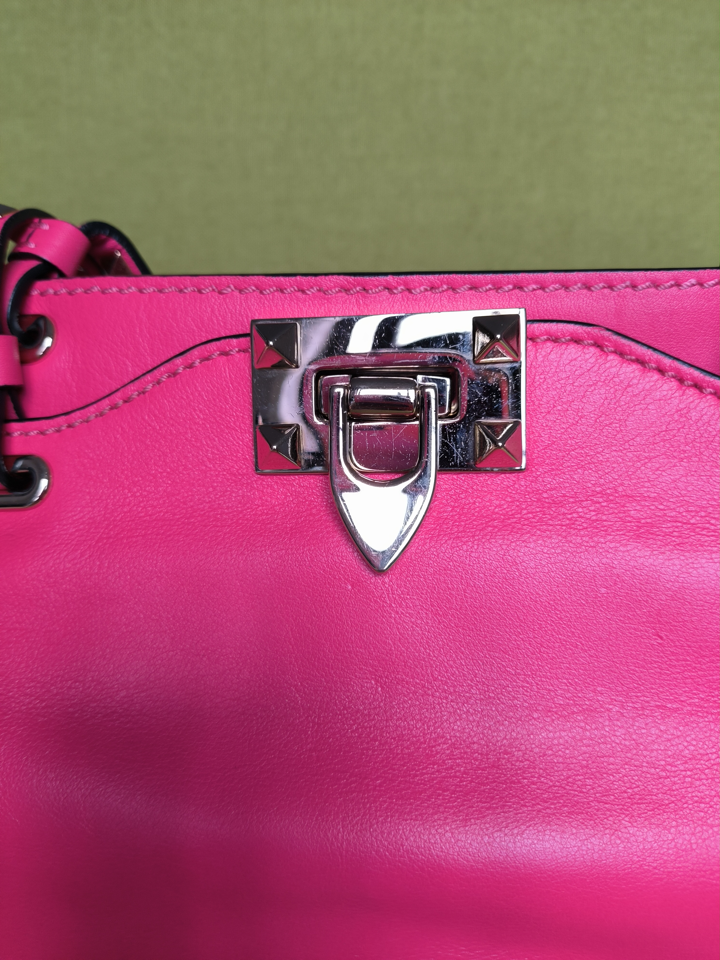 华伦天奴  经典款草莓粉铆钉包,手提斜挎两用包  95新,附件:防尘袋