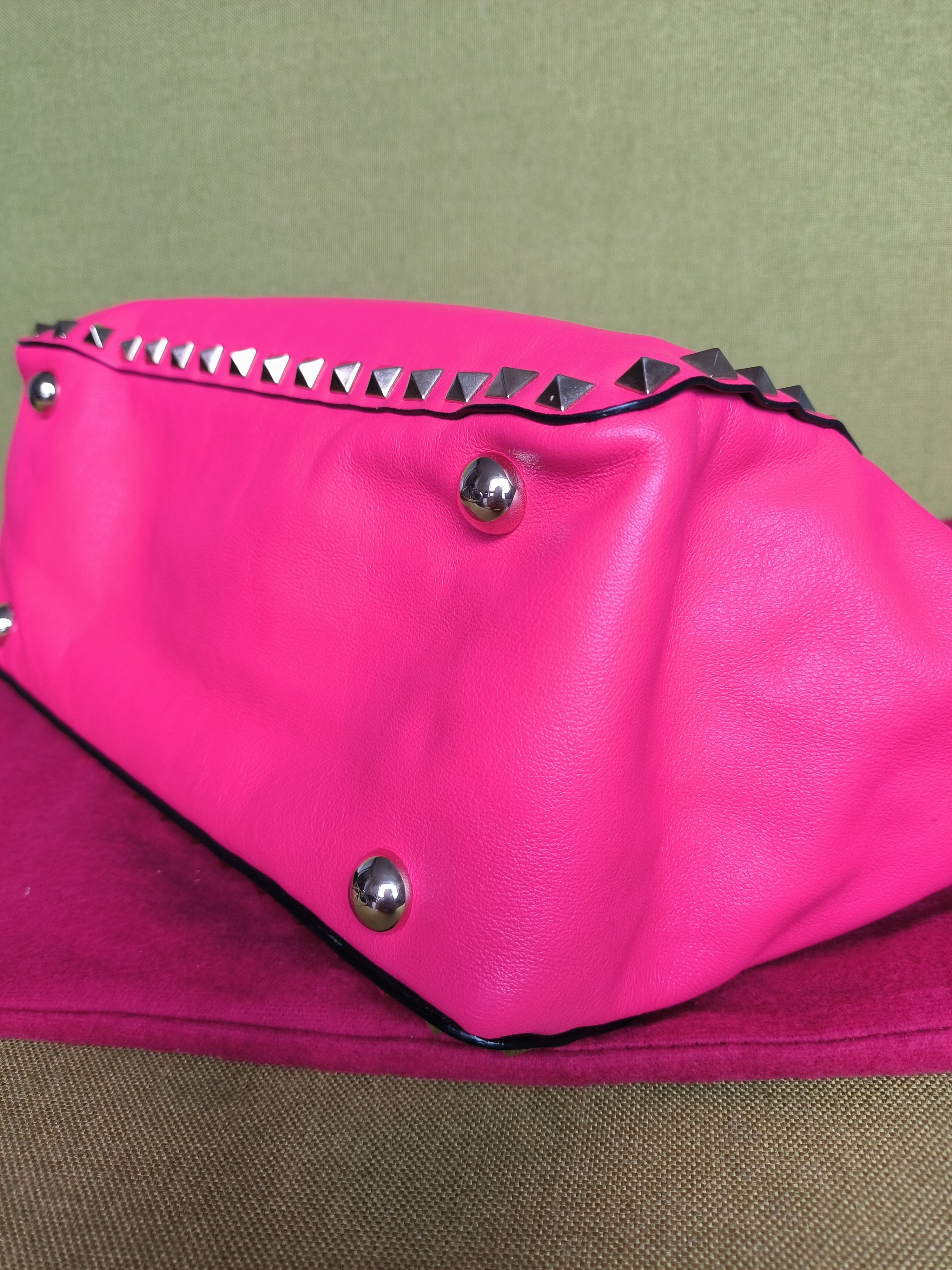 华伦天奴  经典款草莓粉铆钉包,手提斜挎两用包  95新,附件:防尘袋