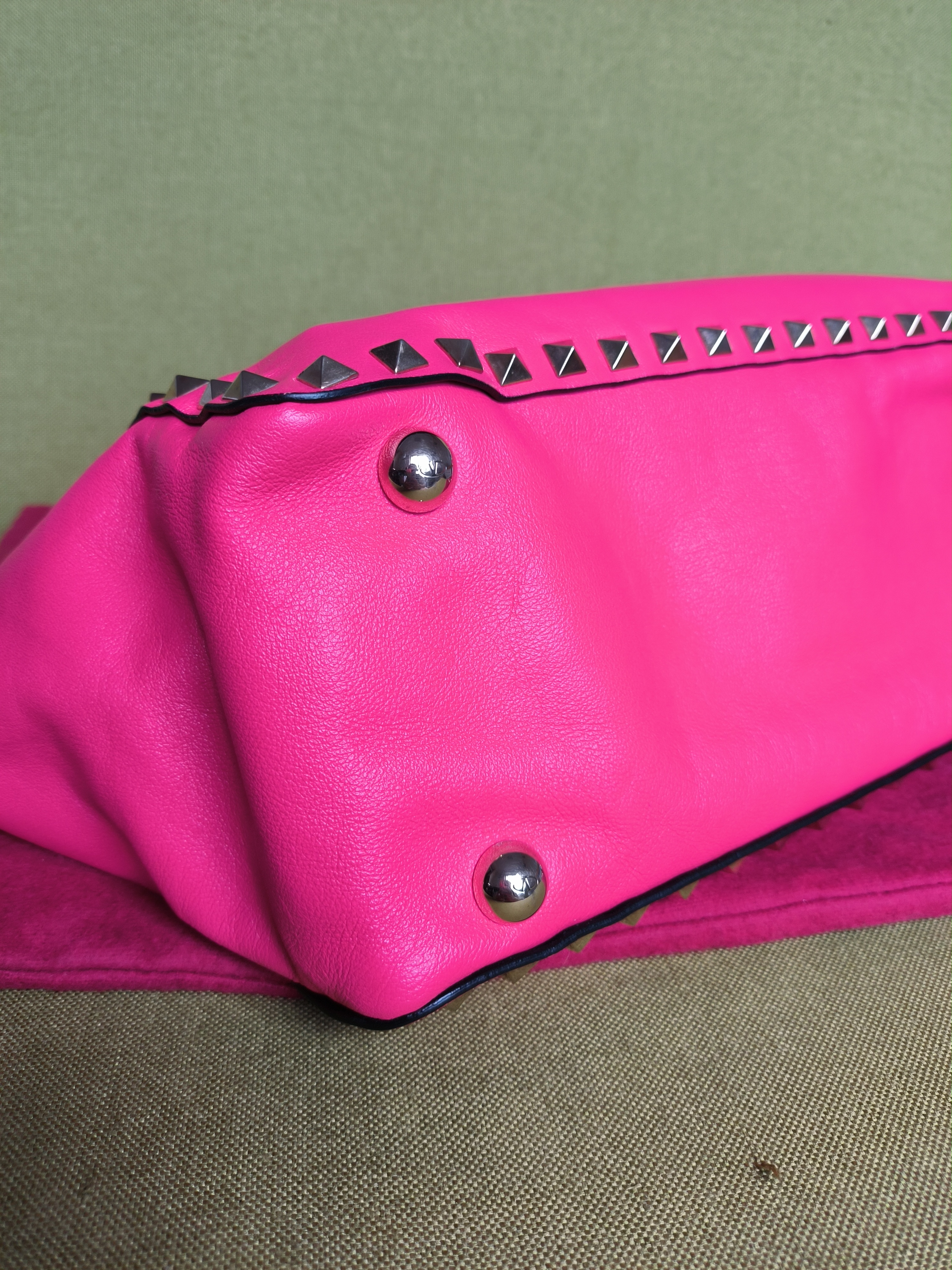 华伦天奴  经典款草莓粉铆钉包,手提斜挎两用包  95新,附件:防尘袋