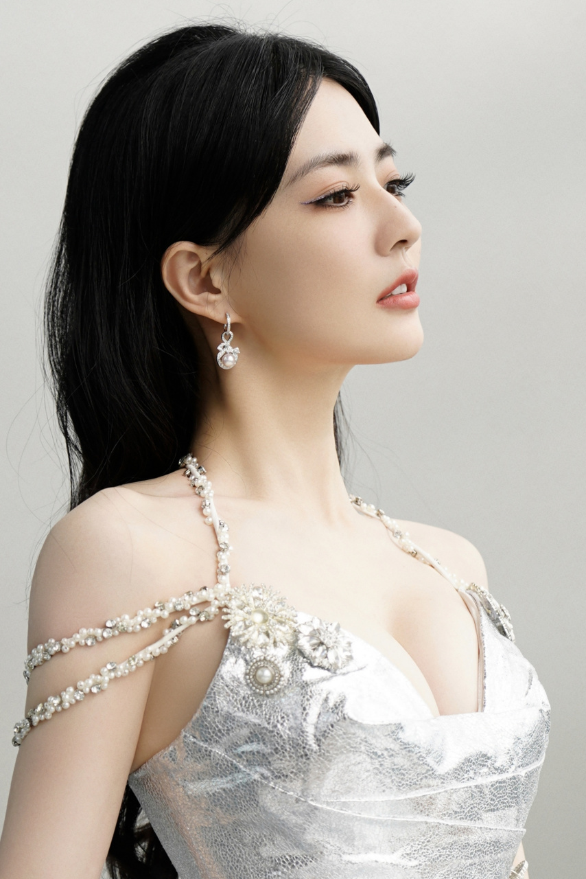 一身银色礼服,相当吸引眼球.