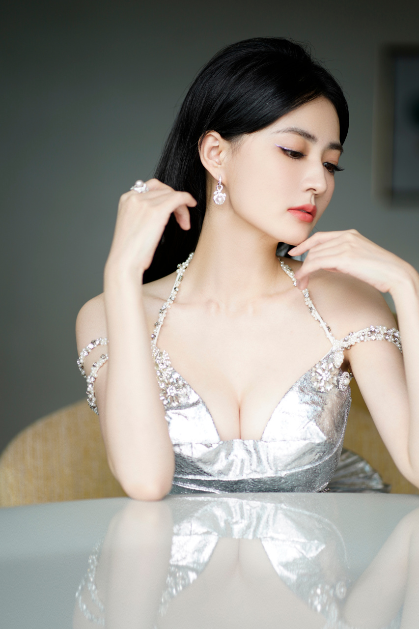 一身银色礼服,相当吸引眼球.