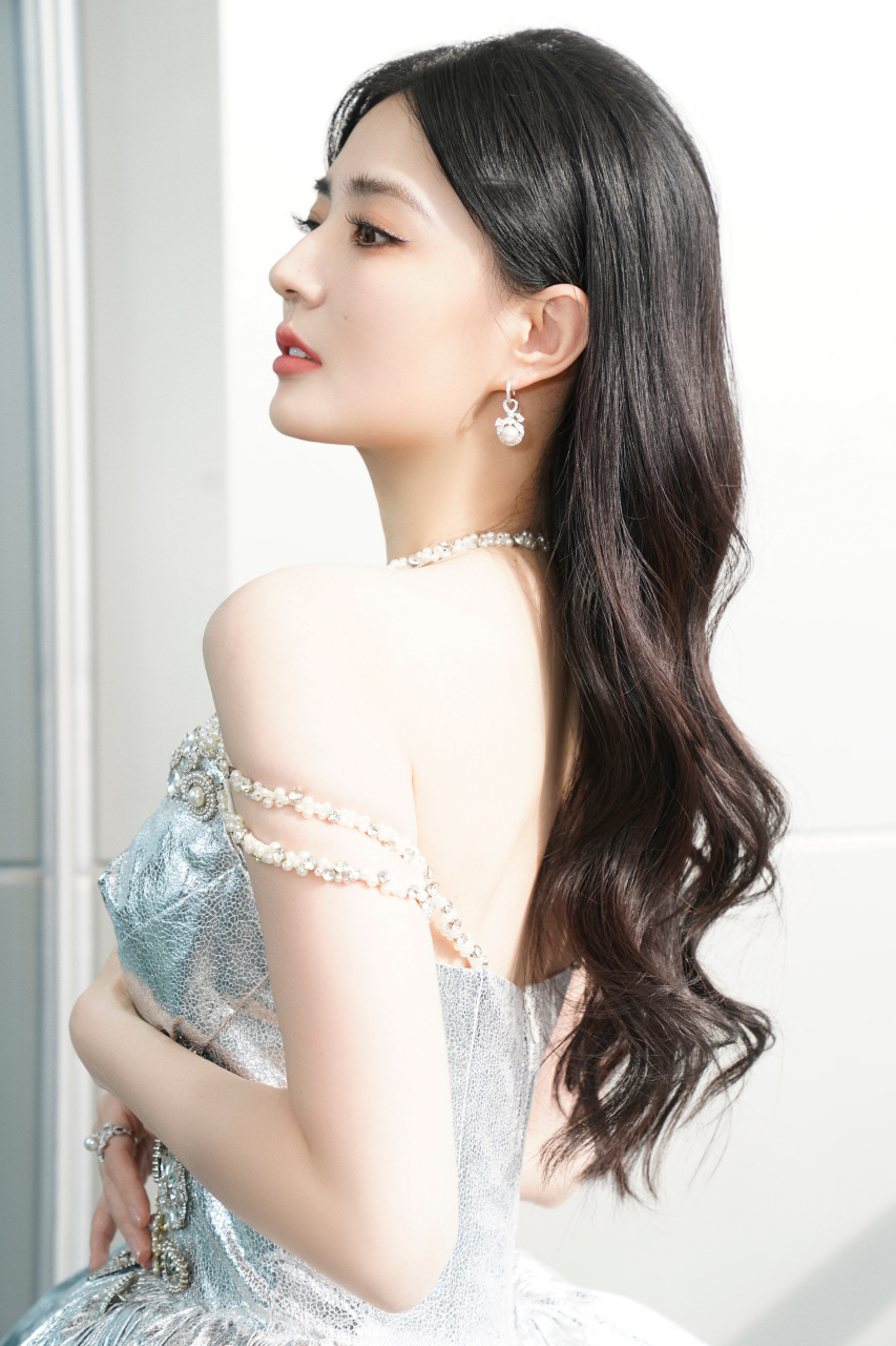 一身银色礼服,相当吸引眼球.