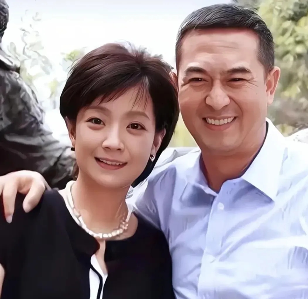 张嘉译搂着老婆,笑得那叫一个灿烂,真的太甜啦!