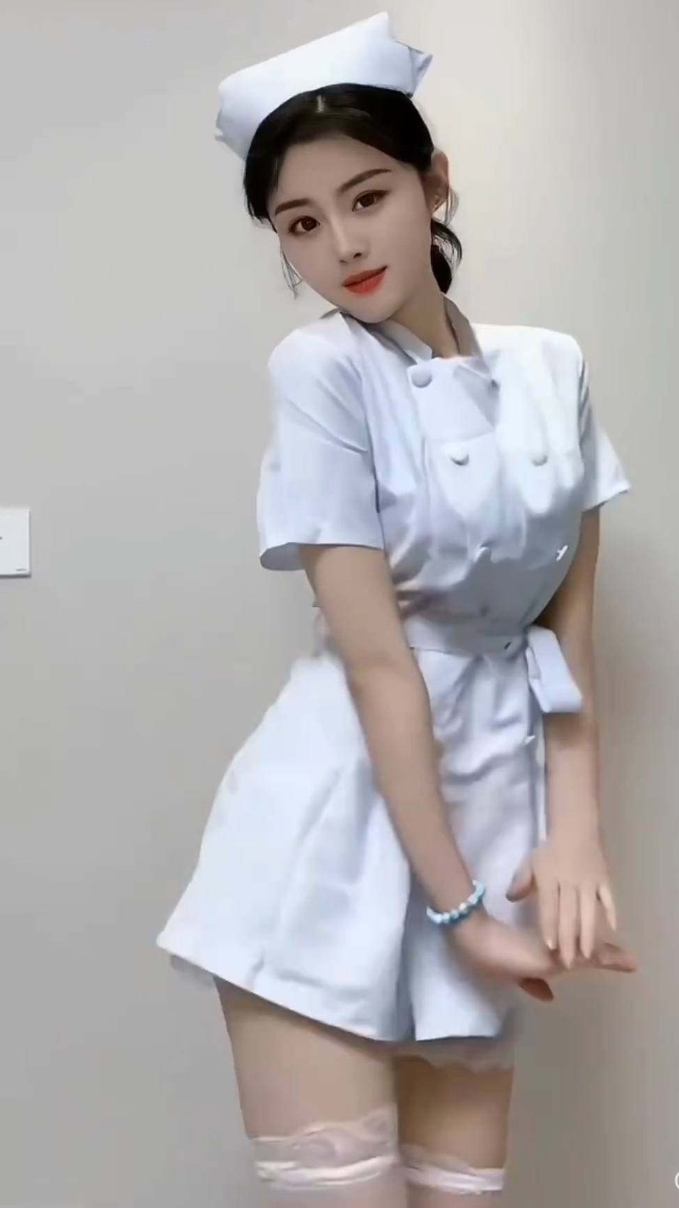 美女# #护士# 白衣天使 白衣天使舞翩跹, 如花似玉貌娇妍.