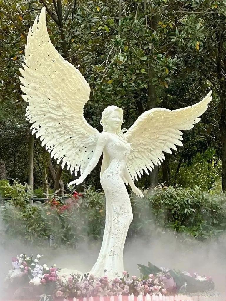 曾经只视她为性感女神,如今方知她更是善良美丽的天使.
