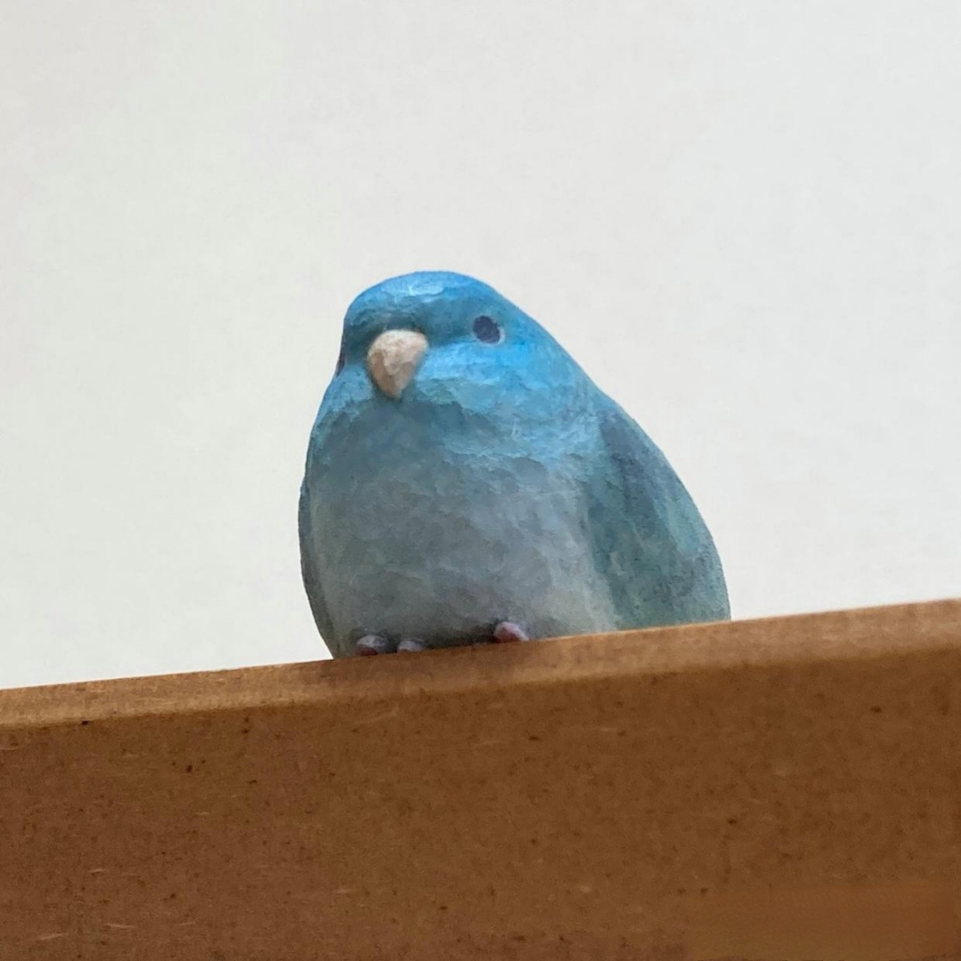 这岂止是鹦鹉,一尊匠心独运的木刻杰作,《蓝羽锋芒》