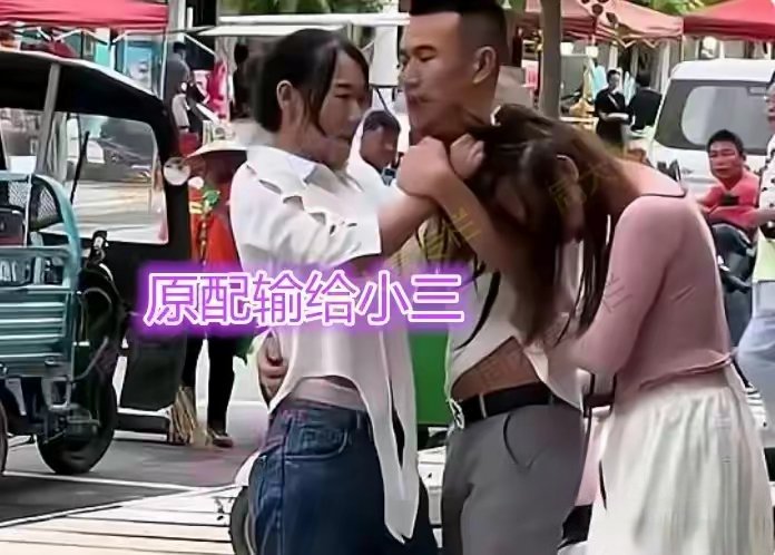 近日广西一宾馆门口,原配抓住了小三的头发,两个人厮打起来,但是原配
