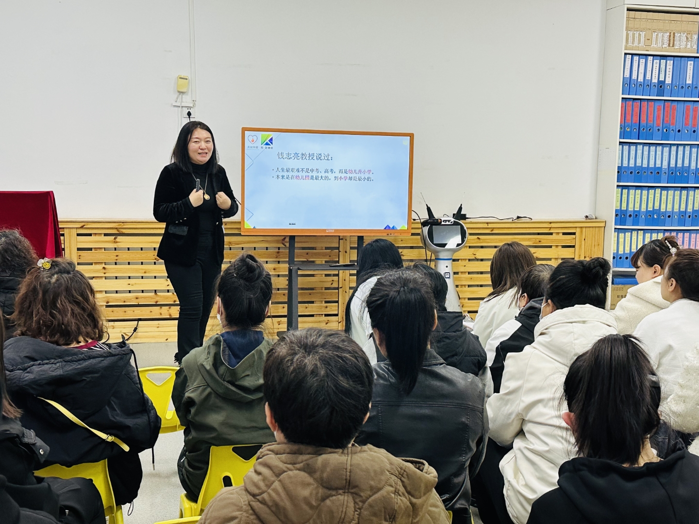 给白天鹅幼儿园大二班的家长点赞[强] 顶着大下雨天,家长准时参加活动