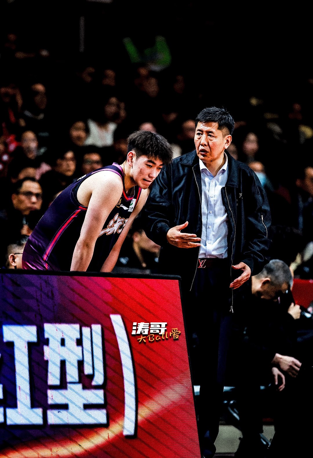 俩帅气的扣篮交上了常规赛的成绩单!我拍的照片带你了解特别的张洪硕!