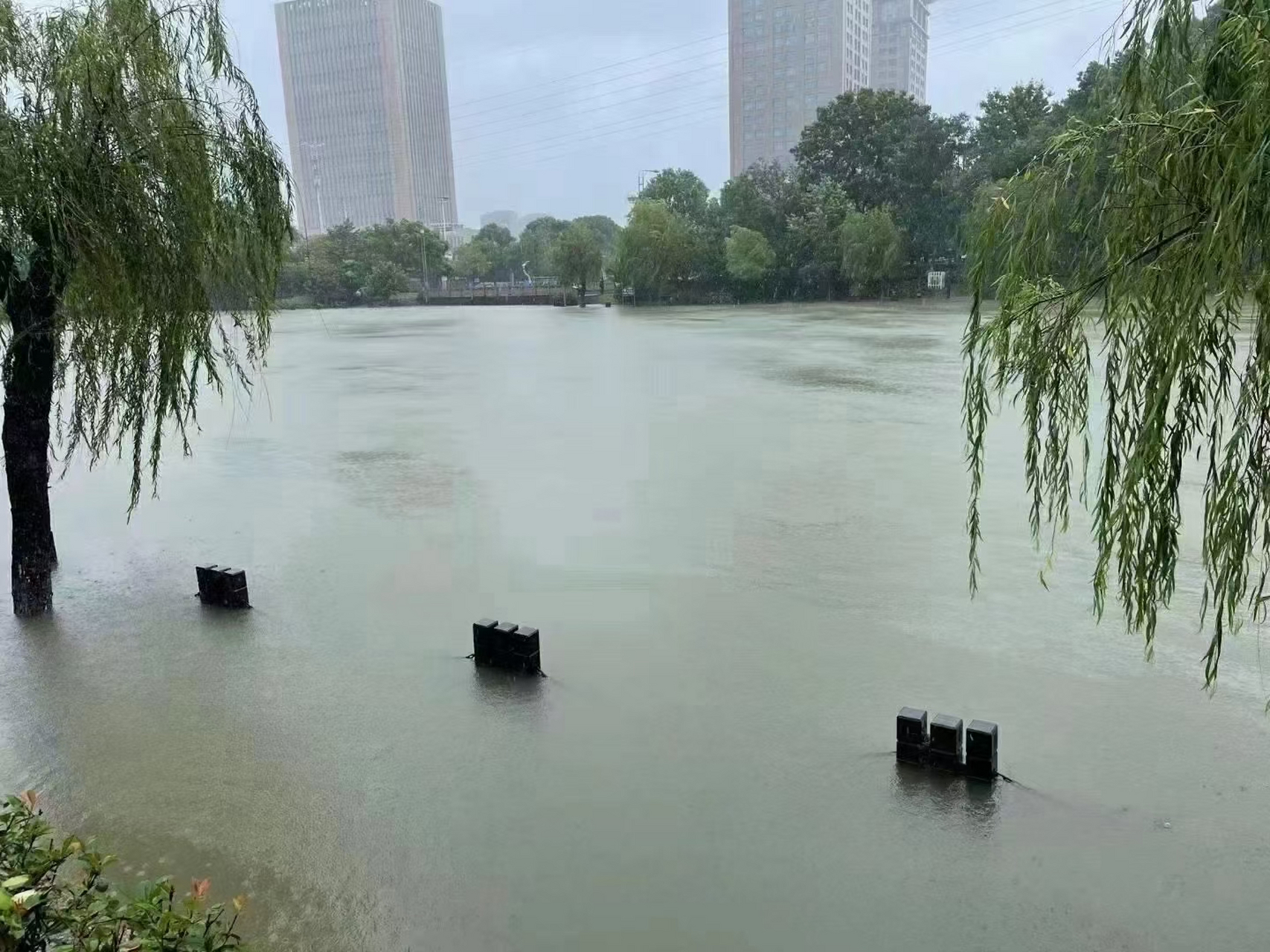 坐标:余姚市远东工业城,东北向(图一) 图二:7.25姚江水位!