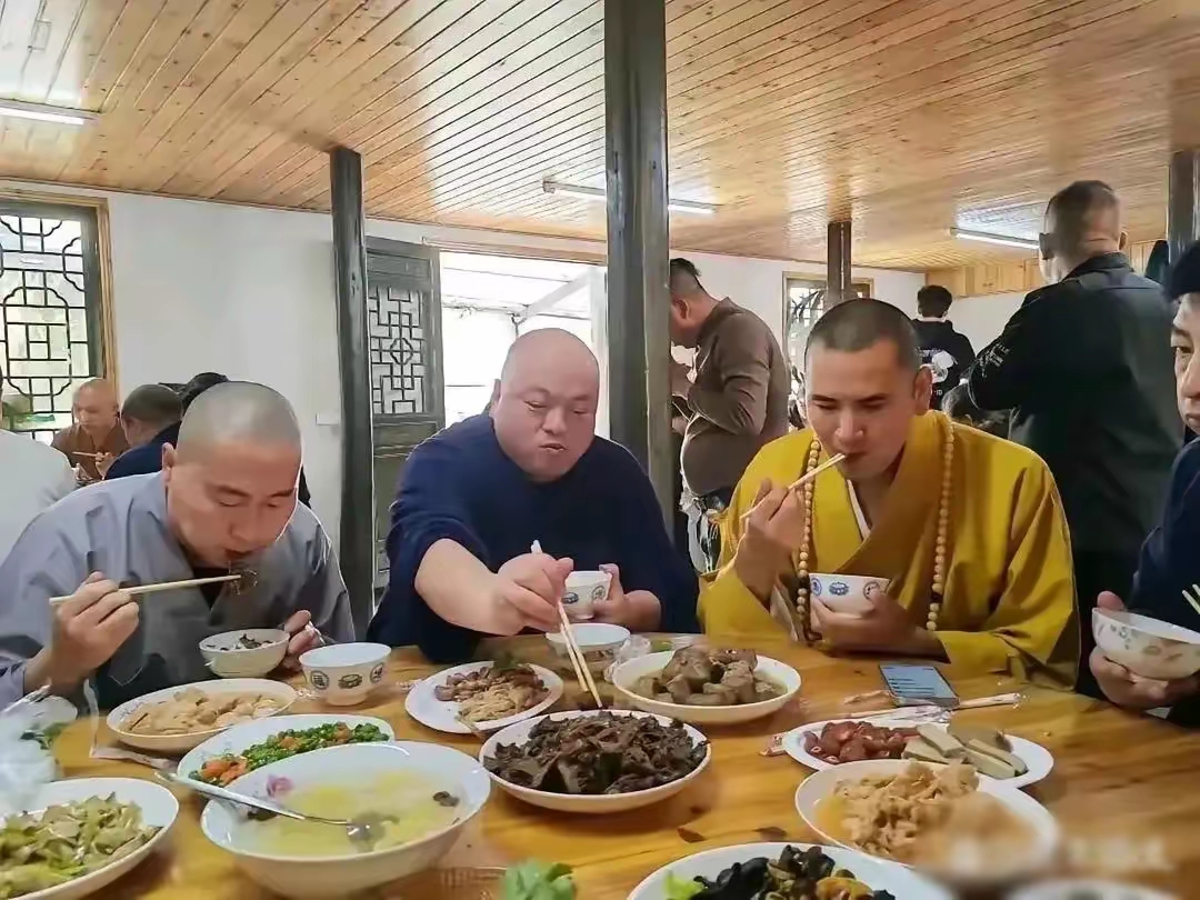 第一次见,真不敢相信,这是和尚们吃的饭菜,这也太丰盛了.