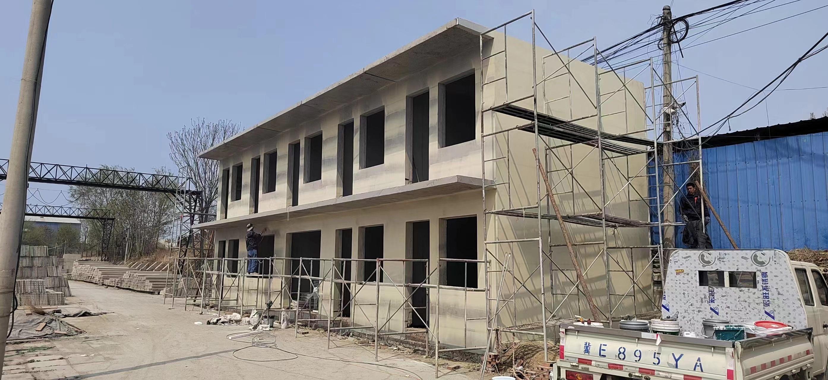 今日阳光灿烂,我在新建的水泥活动房里忙碌着.