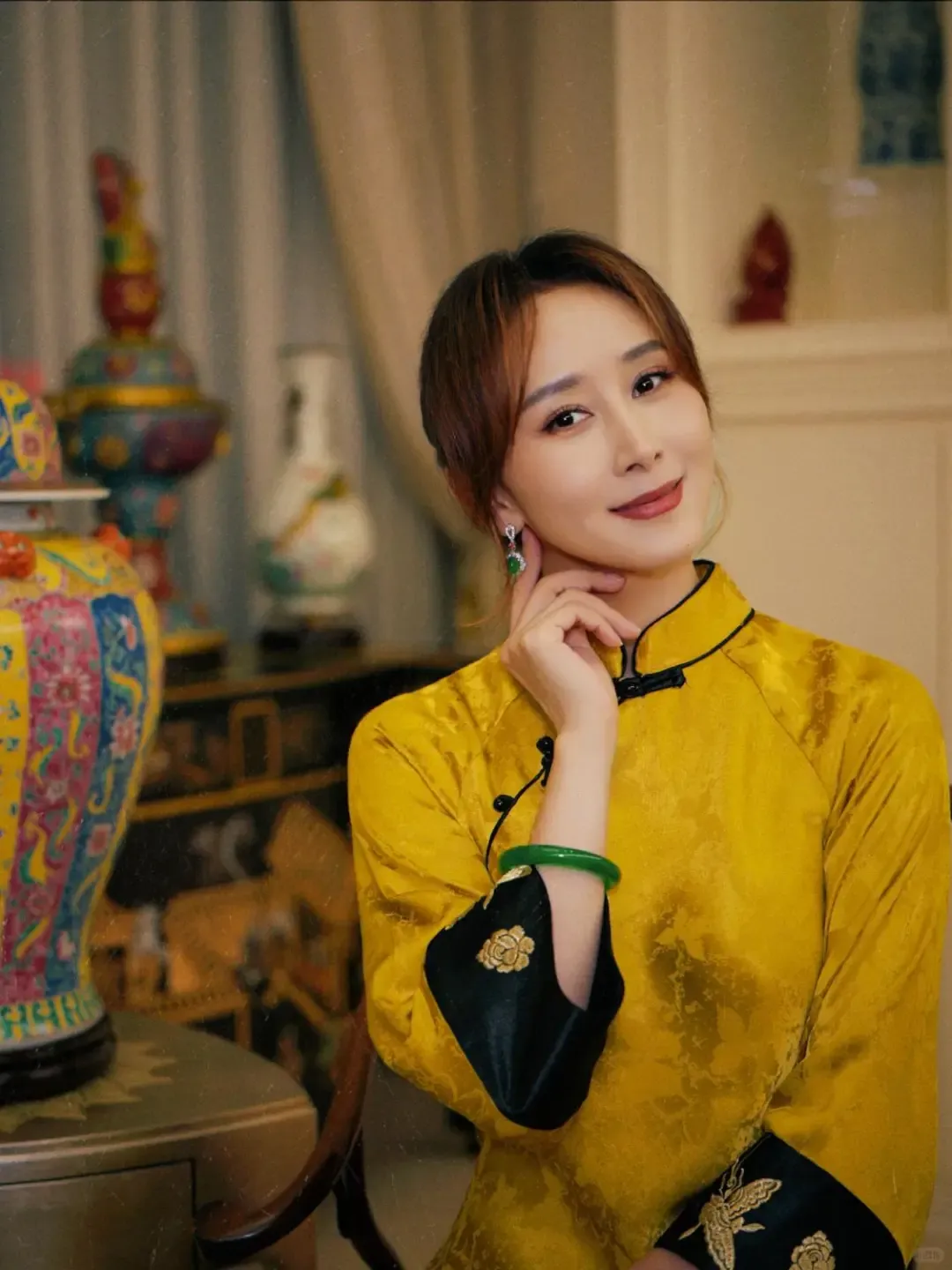 胡静这一套帝王绿翡翠珠宝,搭配黄金色旗袍