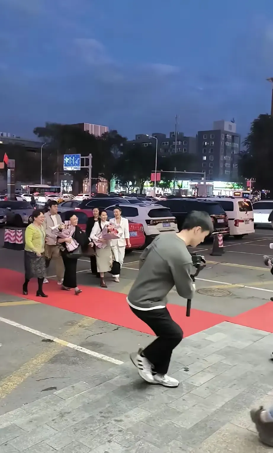 网友拍到的秦昊尹能静一家,真的,并不是电视上演的