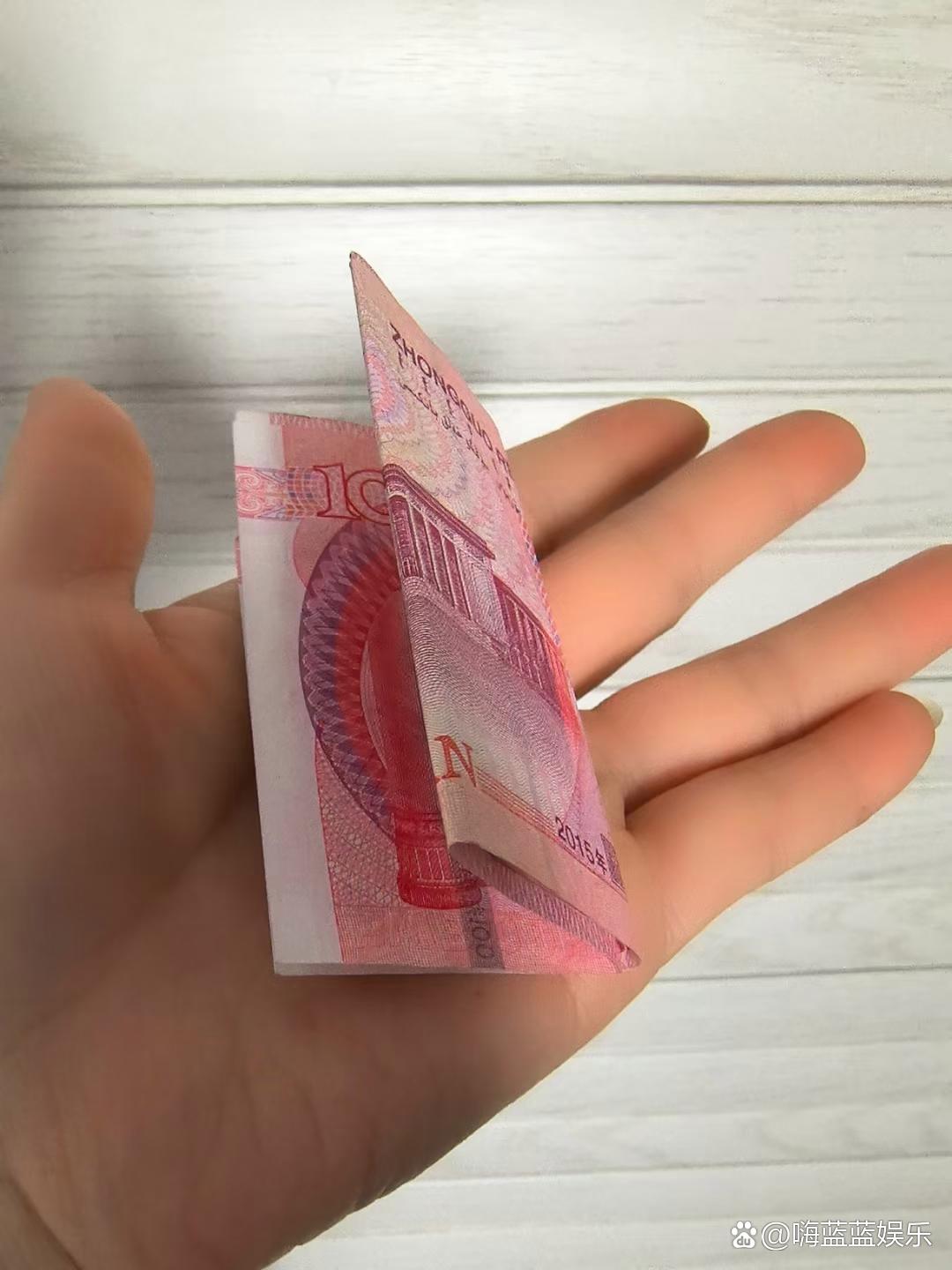 手往口袋里一伸竟摸到了个硬货