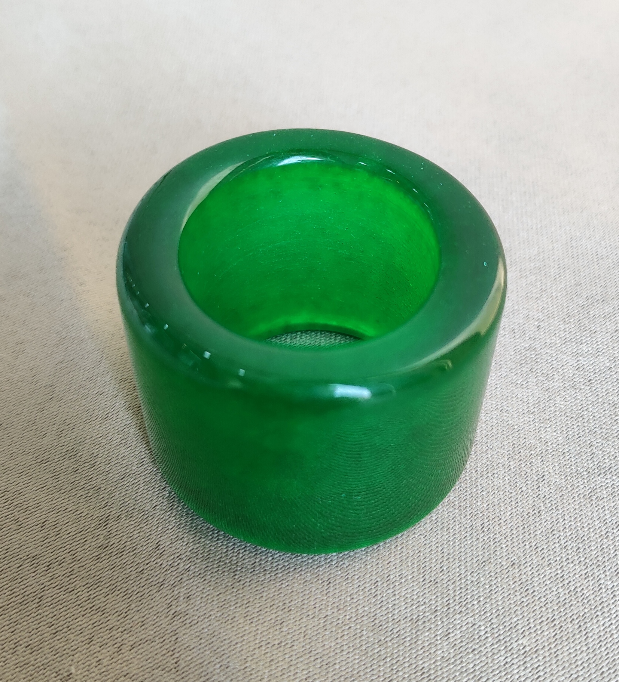 还是没有拍出本真翠色来,这颗扳指完美无瑕没有一丝裂纹,翡翠满色扳指