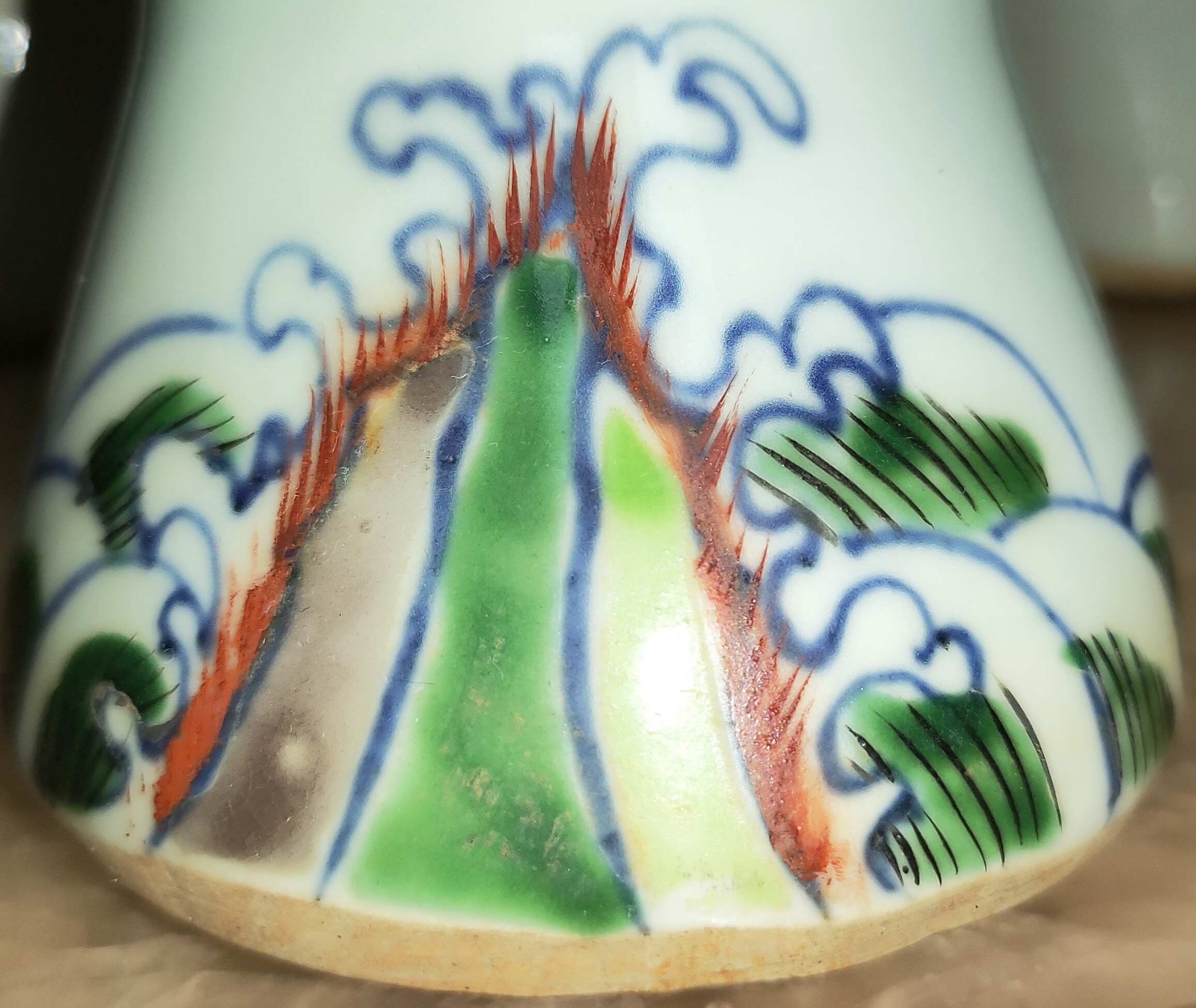 被列为天下彩瓷奇珍的大明宣德五彩也是很粗犷写真的,粗中有细,细中有