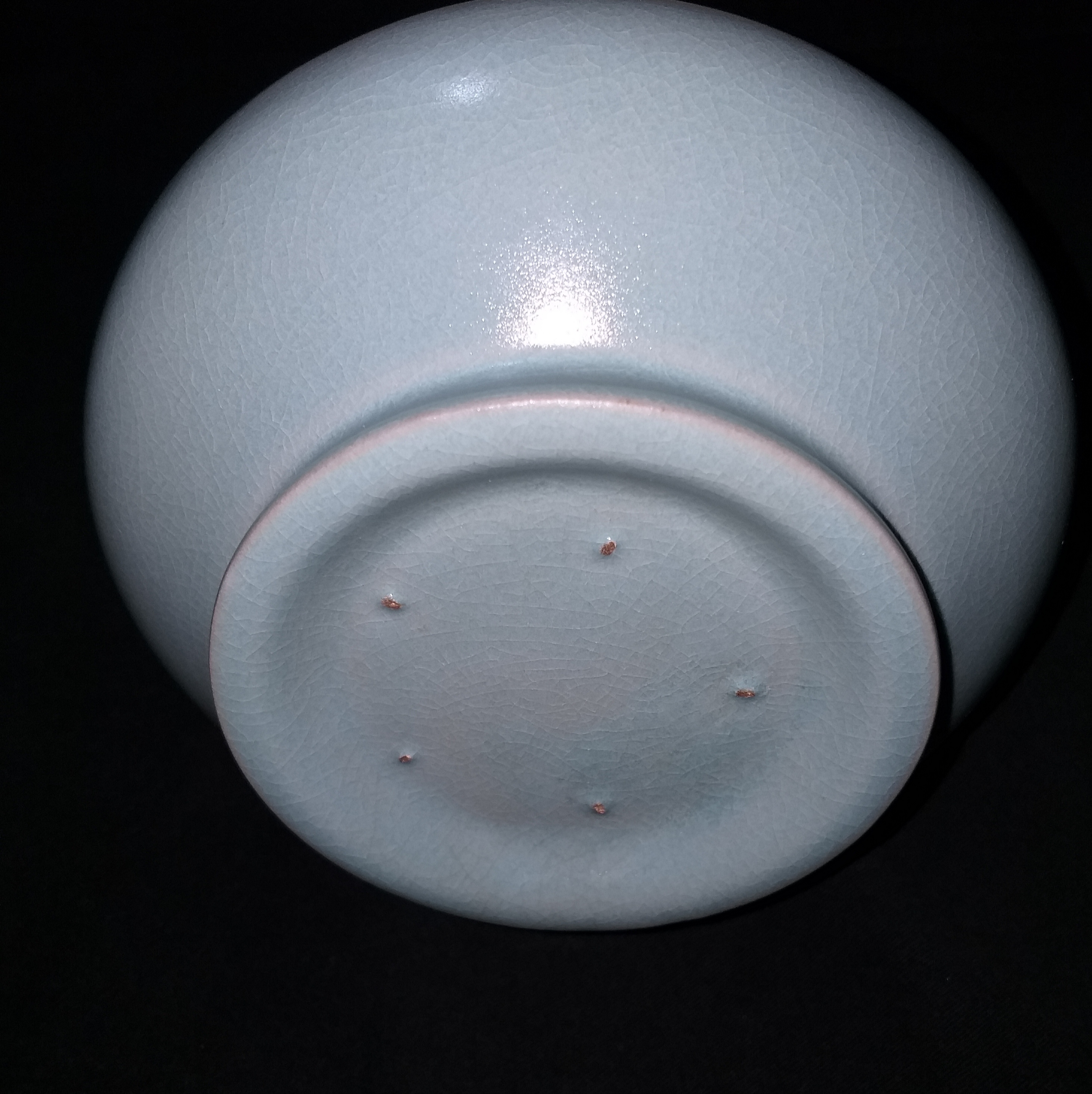 哪,看好了,这些都是北宋汝窑真品底部支钉痕迹的特征,有小圆形支钉,有