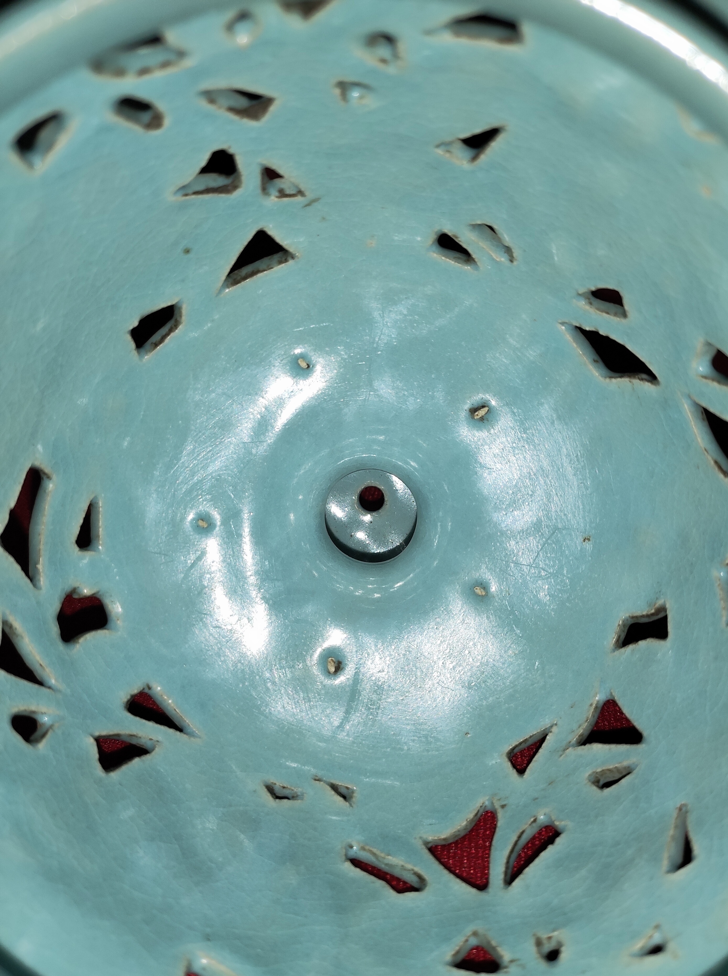 哪,看好了,这些都是北宋汝窑真品底部支钉痕迹的特征,有小圆形支钉,有