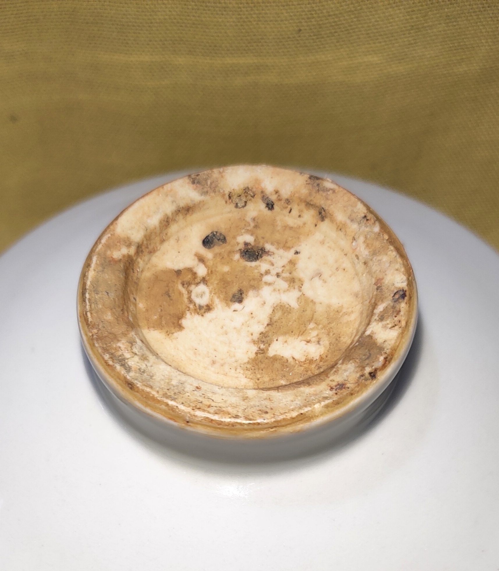 元代枢府白釉龙纹碗,碗壁外撇斜直无弧度,折收底部小圈足,碗底圈足看