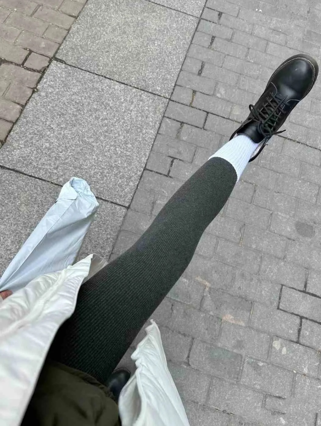 从脚踝到膝盖,每一寸都被完美包裹,仿