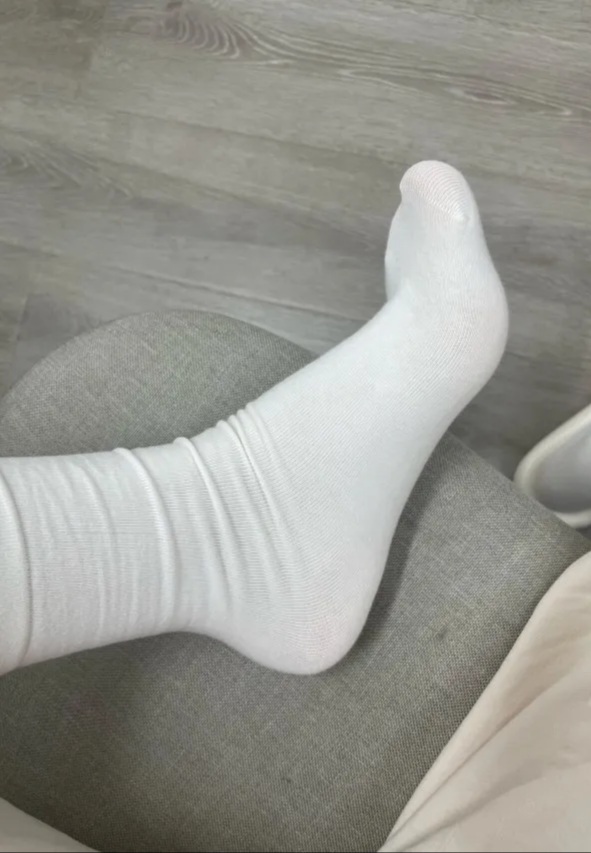 小白袜,脱了鞋休息一下