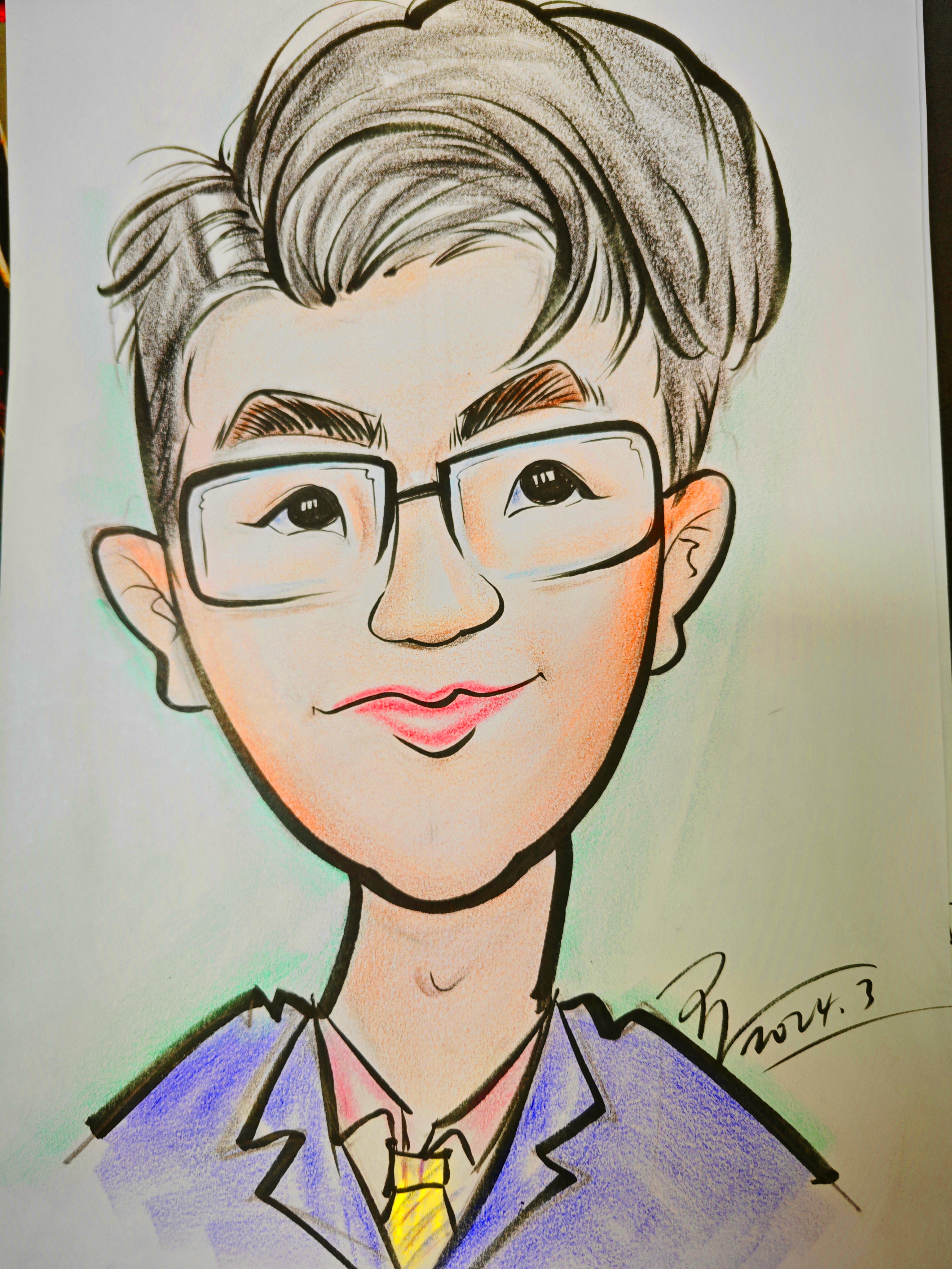 看这位金发小姐姐,笑得真开心呀!