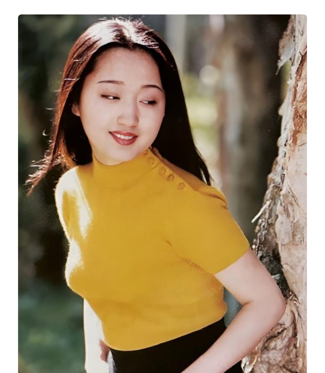 歌手杨钰莹,作为90年代的璀璨明星,以其甜美的歌声和温婉的形象深入
