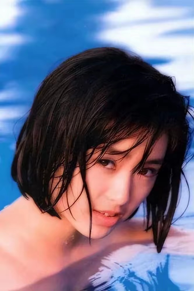 14岁时,她在杂志广告的指引下参加了全日本美少女大赛,虽然未能在决赛
