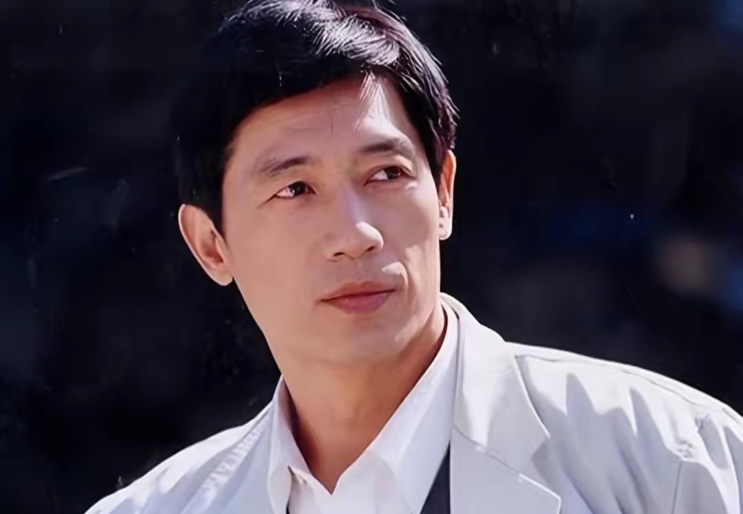 石凉,一位娱乐圈中鲜有的学霸级人物,他的成功之路充满了不懈的努力与